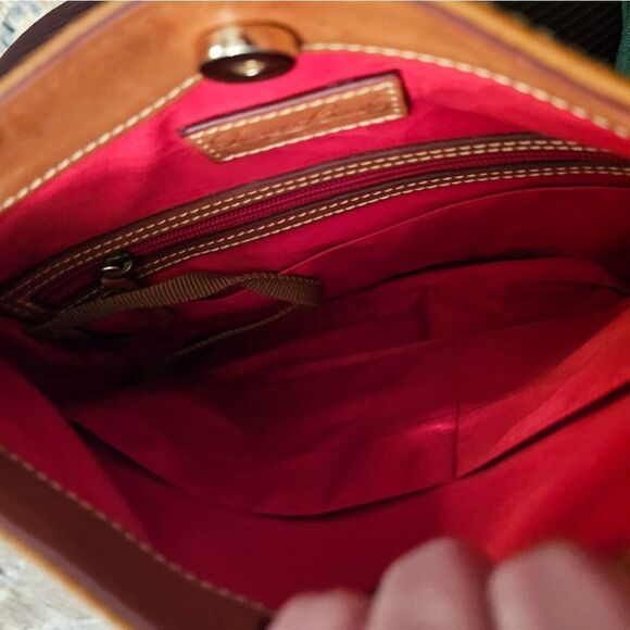 Dooney and Bourke tan pebbled leather bag. - Picture 6 of 10